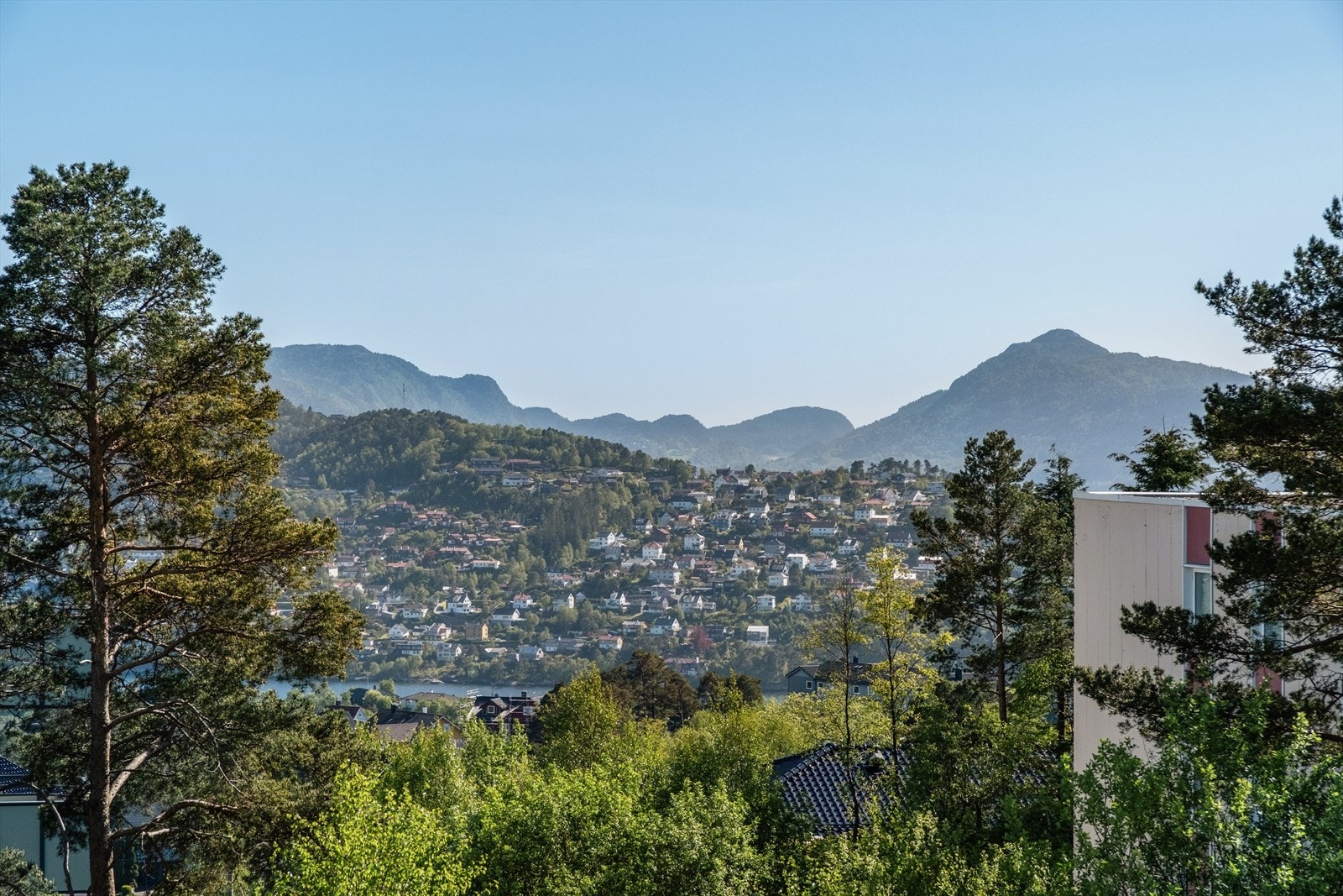 Fra leiligheten kan man nyte en meget flott utsikt over store deler av Åsane og mot byfjorden i det fjerne. I borettslaget er det flere lekeplasser, ballbinge, interne veier og plener. Galleribilde