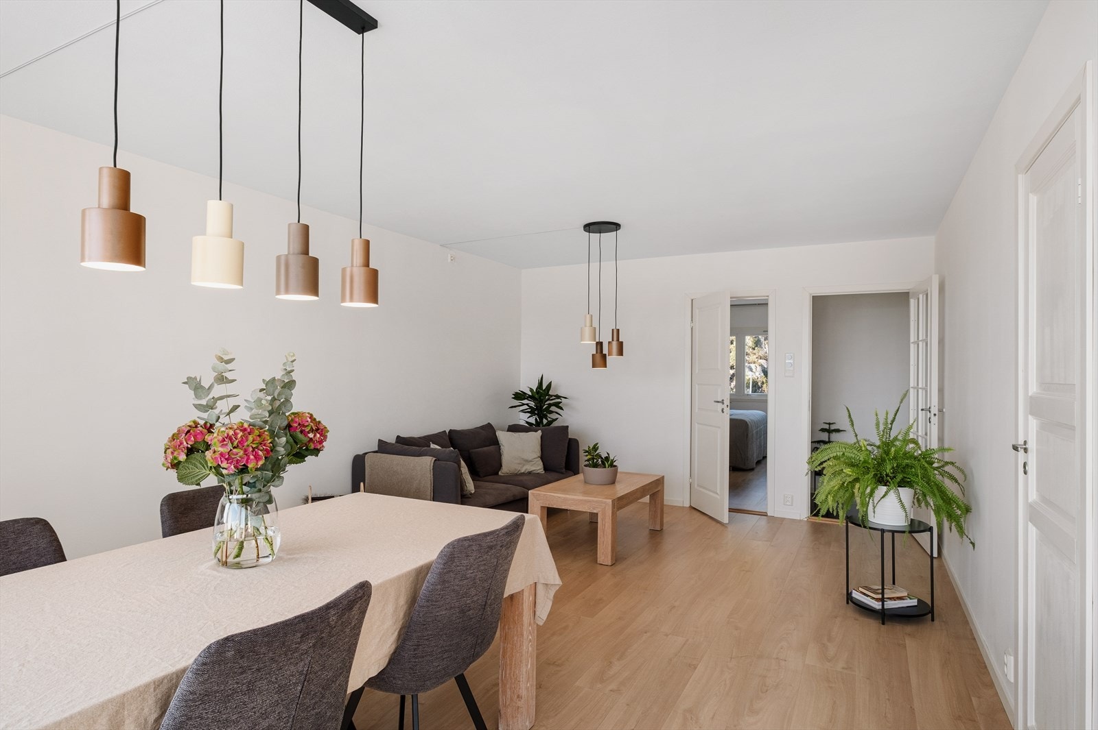 Stuen ble pusset opp med nytt gulv og lyse overflater. Galleribilde