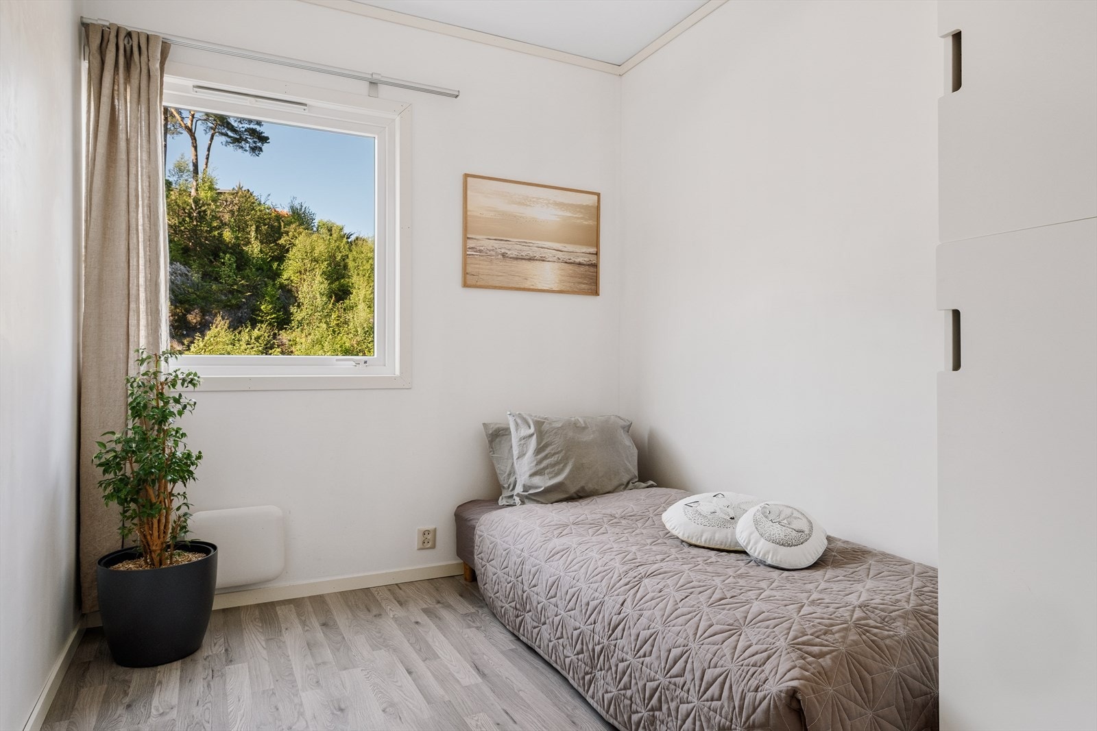 Soverom med god plass til seng, garderobe og nattbord. Galleribilde
