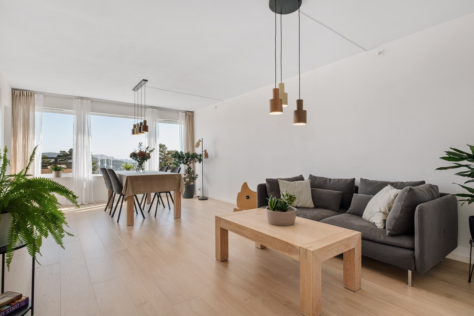 Leiligheten har tilkomst via felles trappeoppgang. Store vinduer i stuen sikrer godt med naturlig lysinnslipp og skaper en luftig atmosfære. Galleribilde