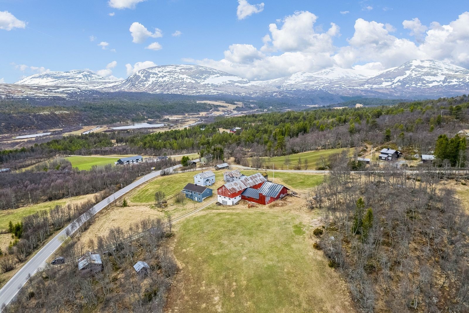 Dronefoto gårdstun Galleribilde