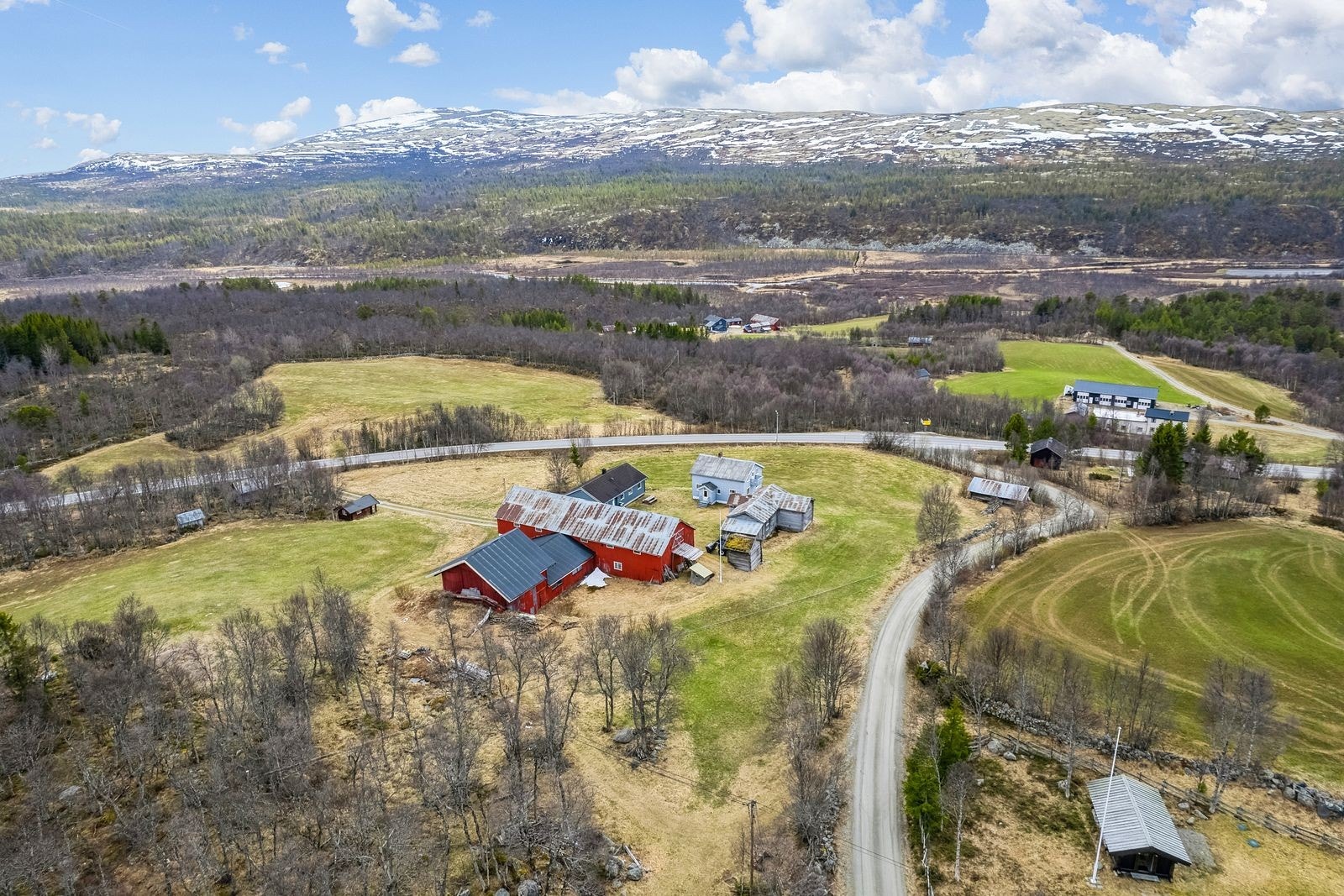 Dronefoto gårdstun Galleribilde
