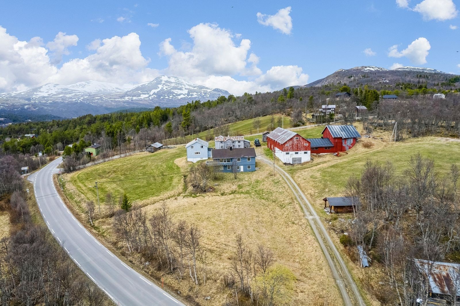 Dronefoto gårdstun Galleribilde