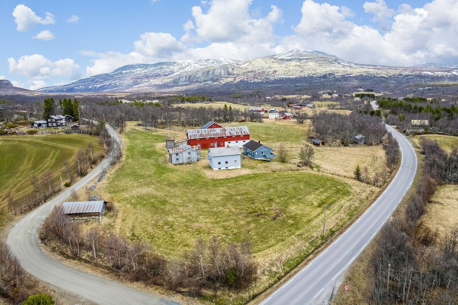 Dronefoto gårdstun Galleribilde