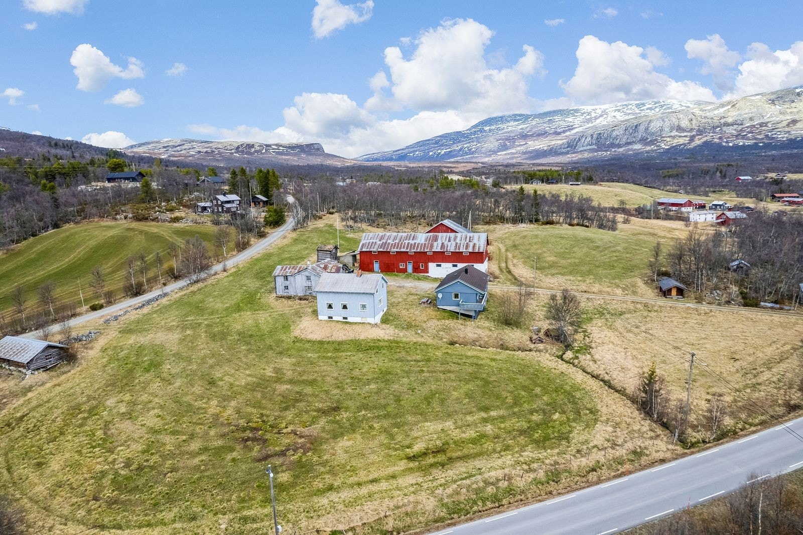 Dronefoto gårdstun Galleribilde