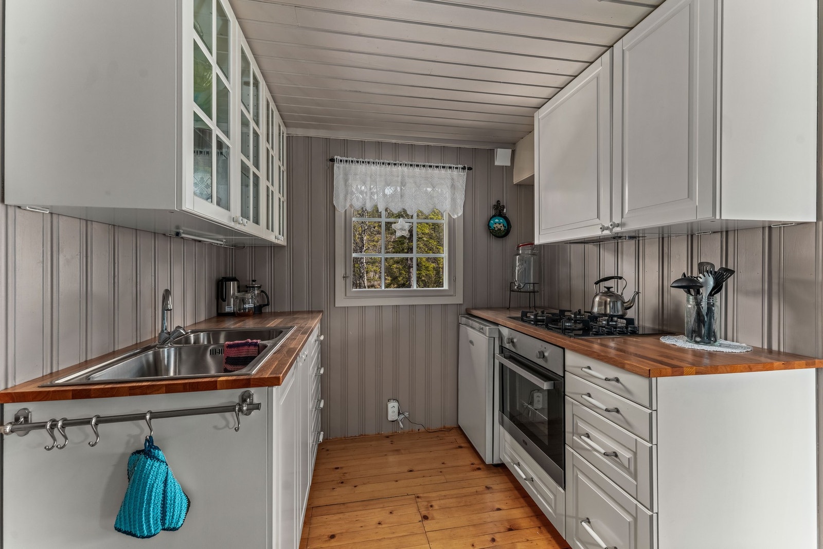 Kjøkken fra 2016. Her er det laminerte skrog, formpressede fronter og en benkeplate i heltre som gir både slitestyrke og karakter. Galleribilde