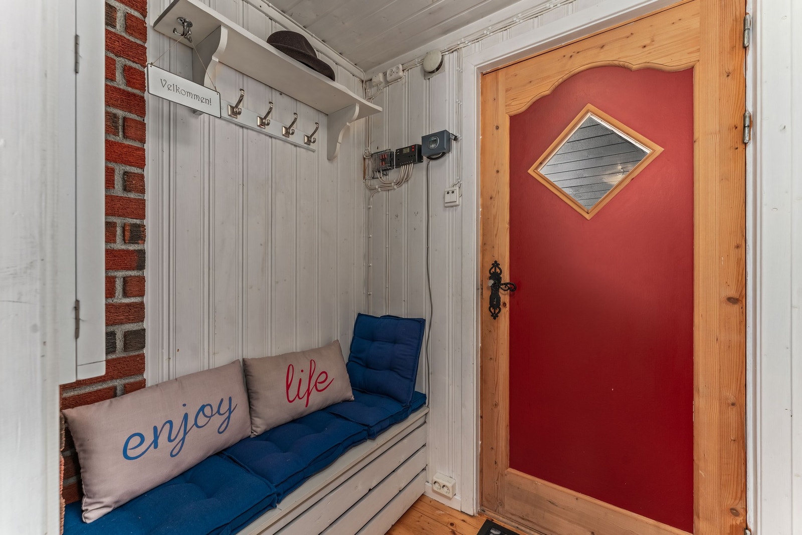 Praktisk entré, med sittebenk og garderobeskap for oppbevaring av yttertøy og sko. Galleribilde