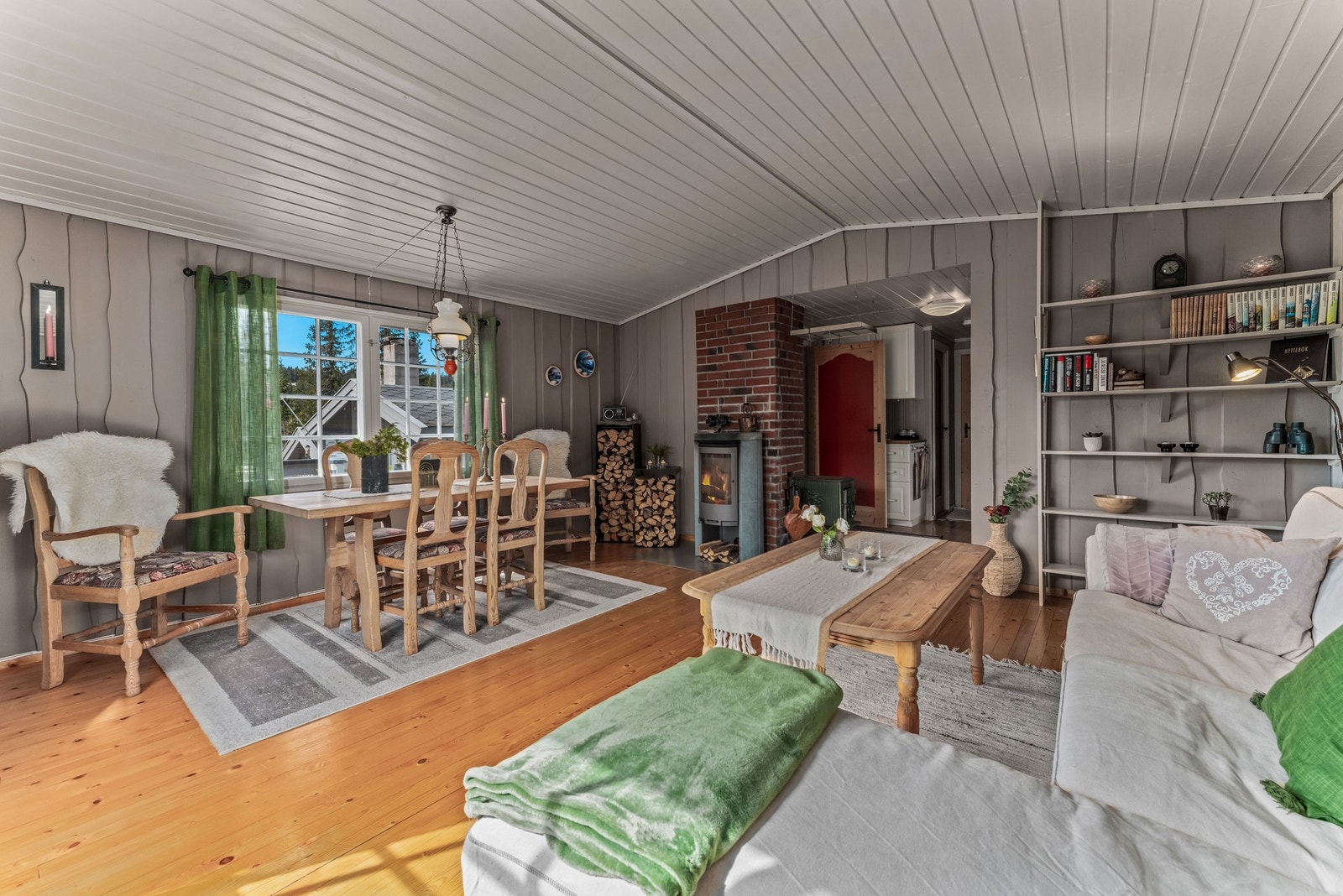 Den romslige stua byr på gode møbleringsmuligheter, med plass til både sofagruppe og spisebord for flere gjester. Galleribilde