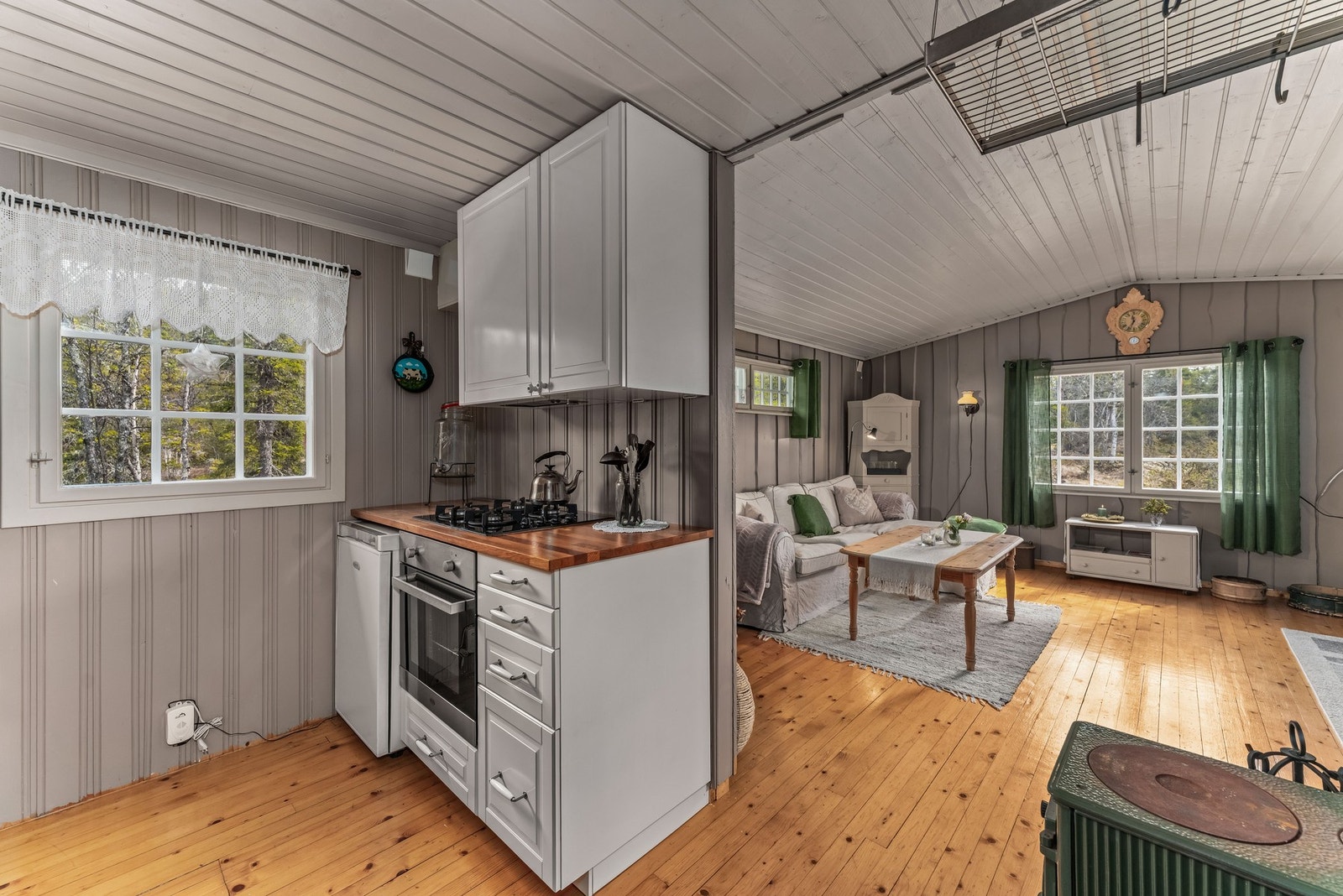 Kjøkkenet ligger i åpen løsning mot stua. Galleribilde