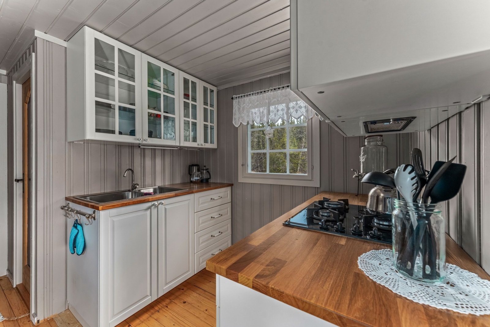 Kjøkkenet er godt utstyrt med dobbel kjøkkenkum, samt gasskomfyr, gass-steketopp og gasskjøleskap. Galleribilde