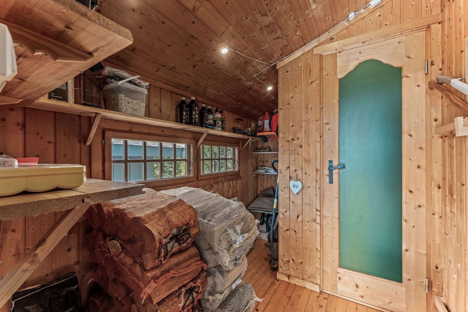 Utendørs bod med toalettrom. Galleribilde