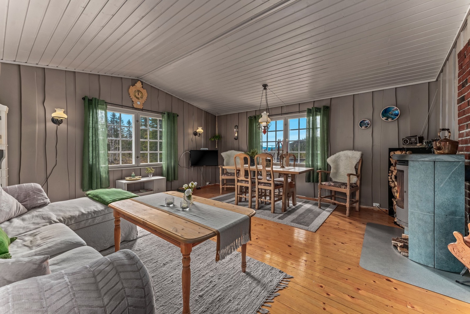 Store vindusflater slipper inn rikelig med dagslys og gir en fin utsikt mot omgivelsene. Galleribilde