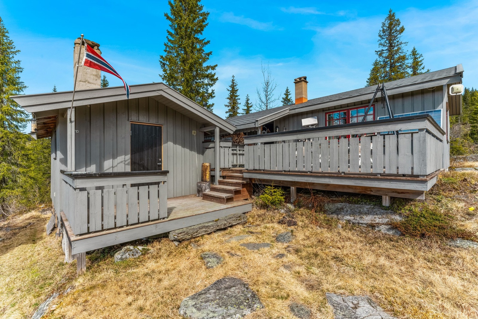 En vestvendt terrasse binder hovedhytta sammen med et anneks på 13 kvm. Galleribilde