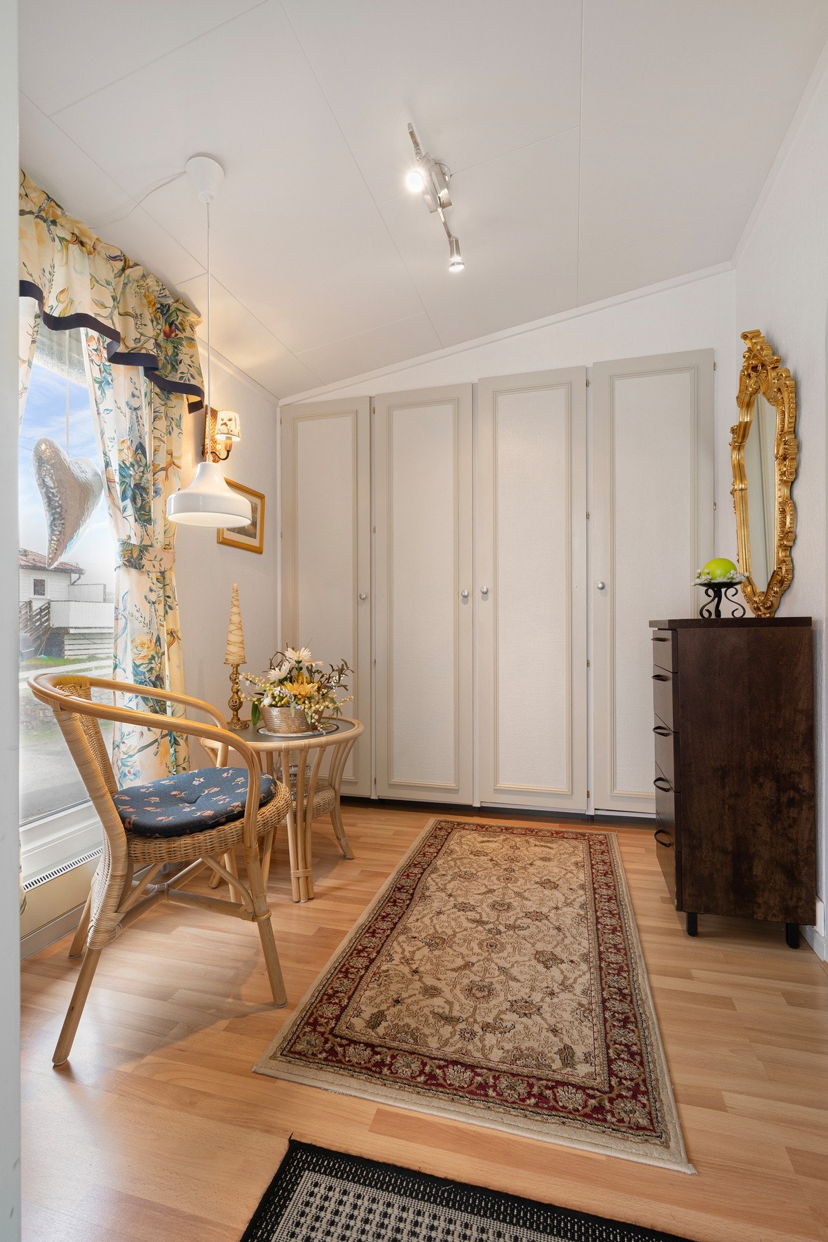 I entréen er det rikelig plass for yttertøy i innebygd garderobe Galleribilde