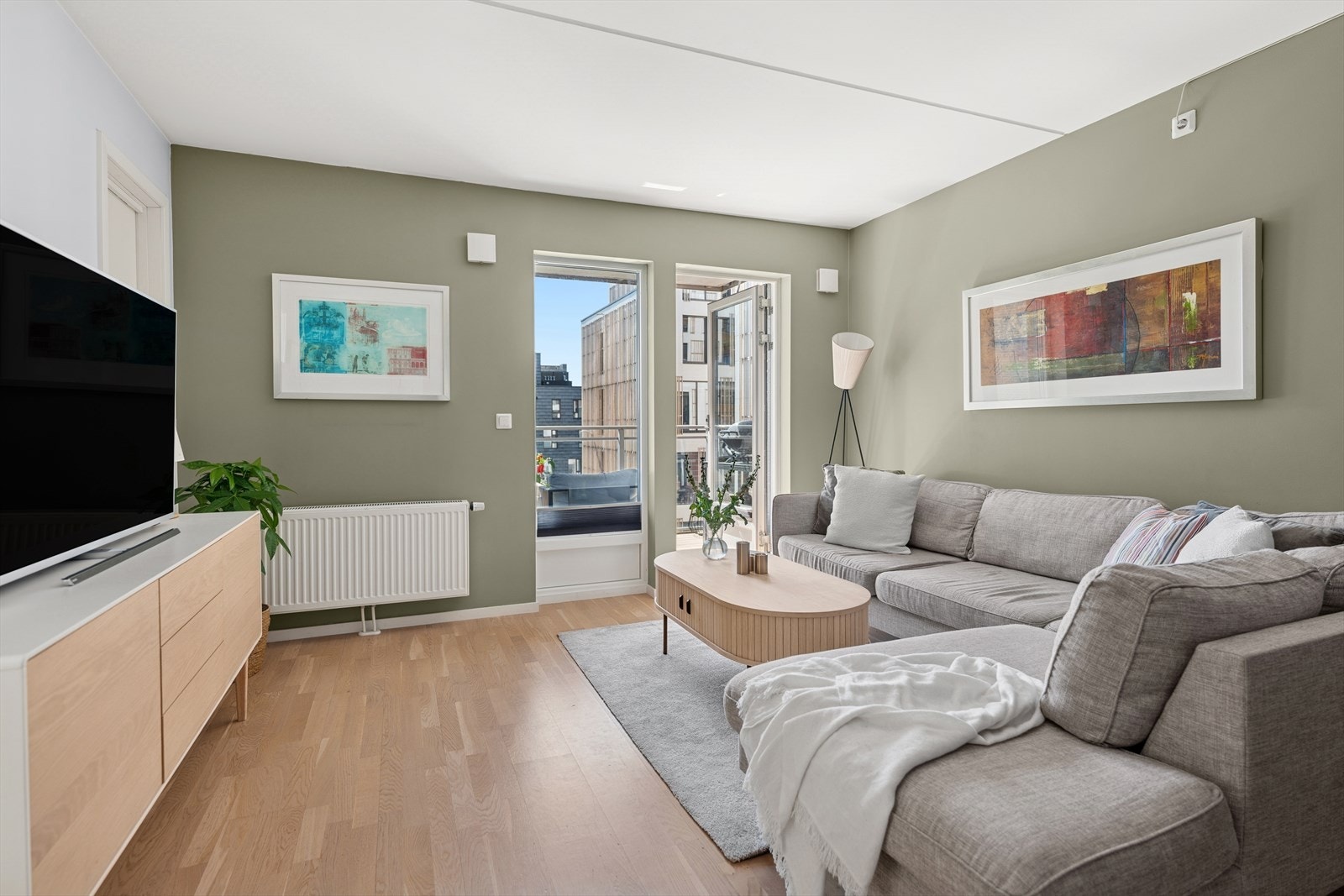 Stuen har tre-stavs parkett på gulv og er malt i en tidsriktig fargetone. Galleribilde