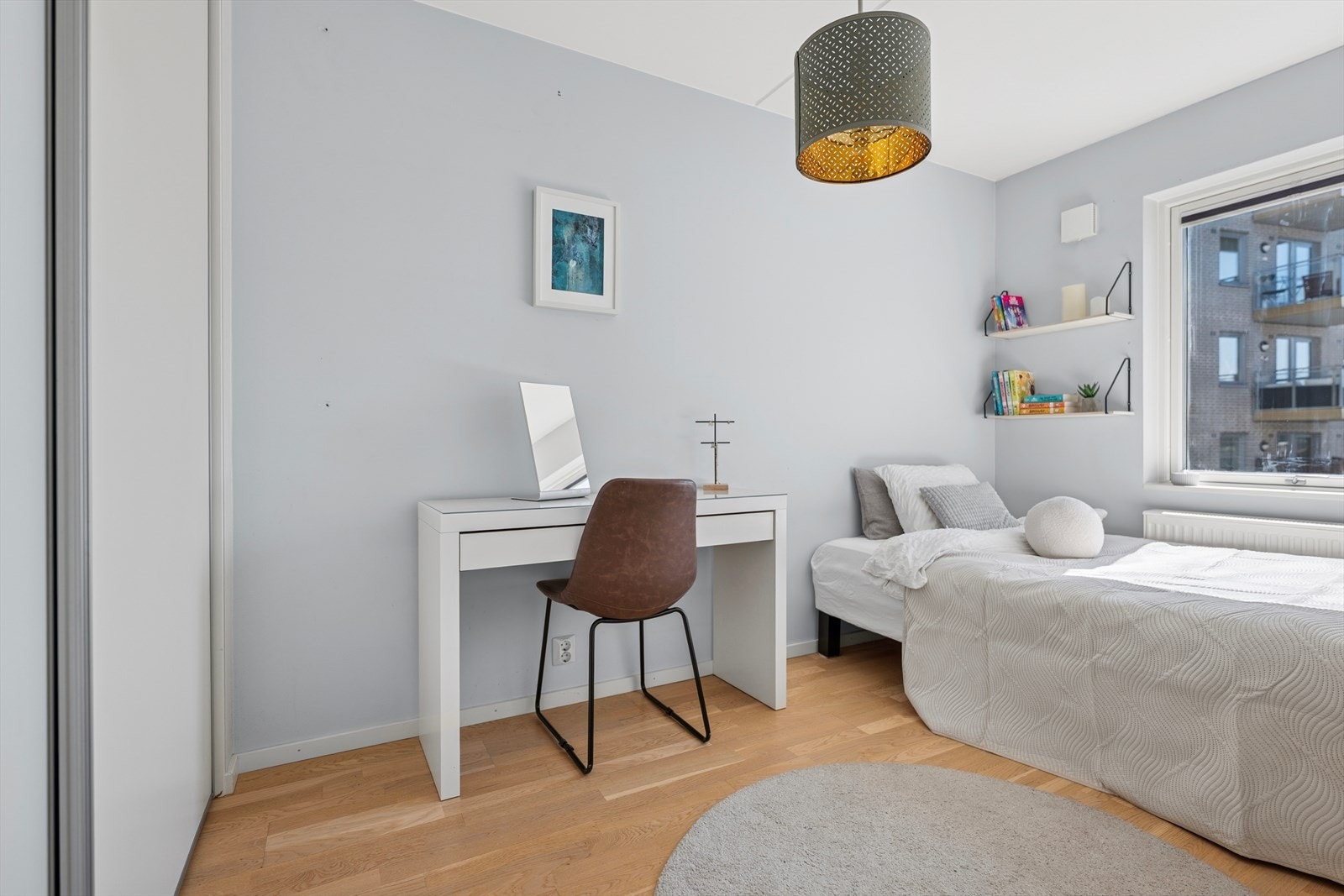 Soverom II som vender mot rolig bakgård. Galleribilde