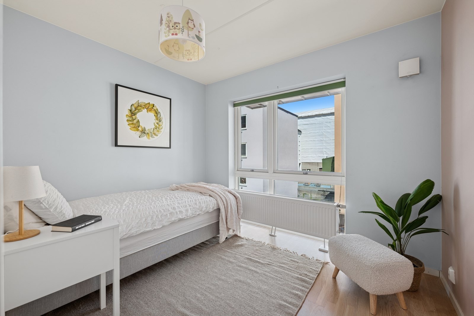 Soverom III som er innredet med seng og nattbord. Soverommet kan fint innredes som barnerom eller kontor. Galleribilde