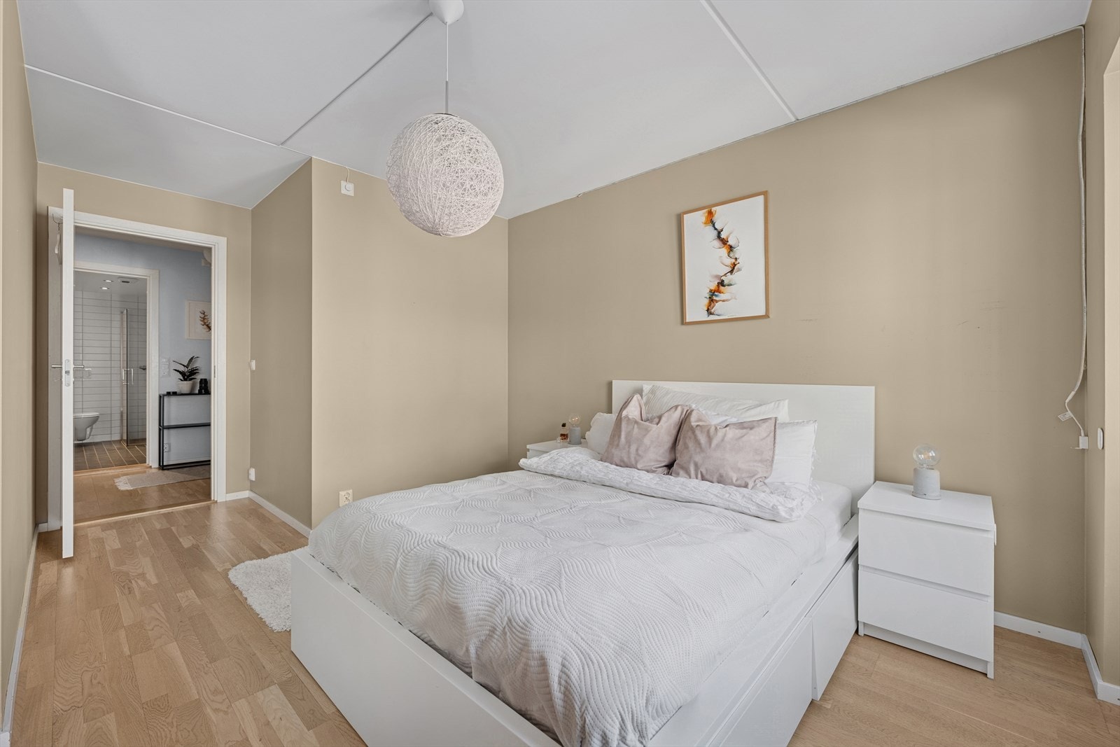 Soverommet vender mot en rolig sidegate og har vindusflater som slipper inn godt med naturlig lys. Galleribilde