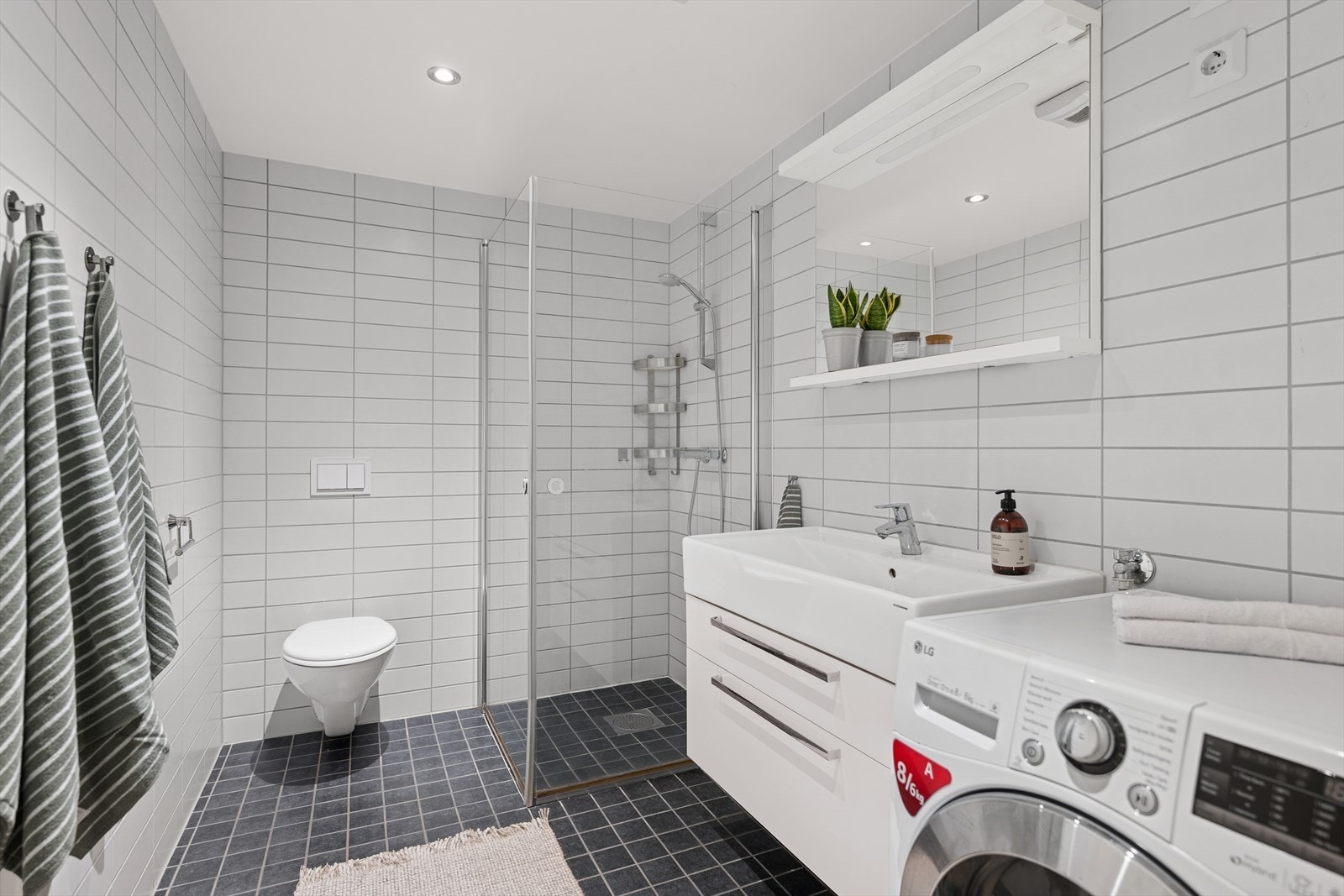 Leiligheten har to flislagte bad av god størrelse. Galleribilde