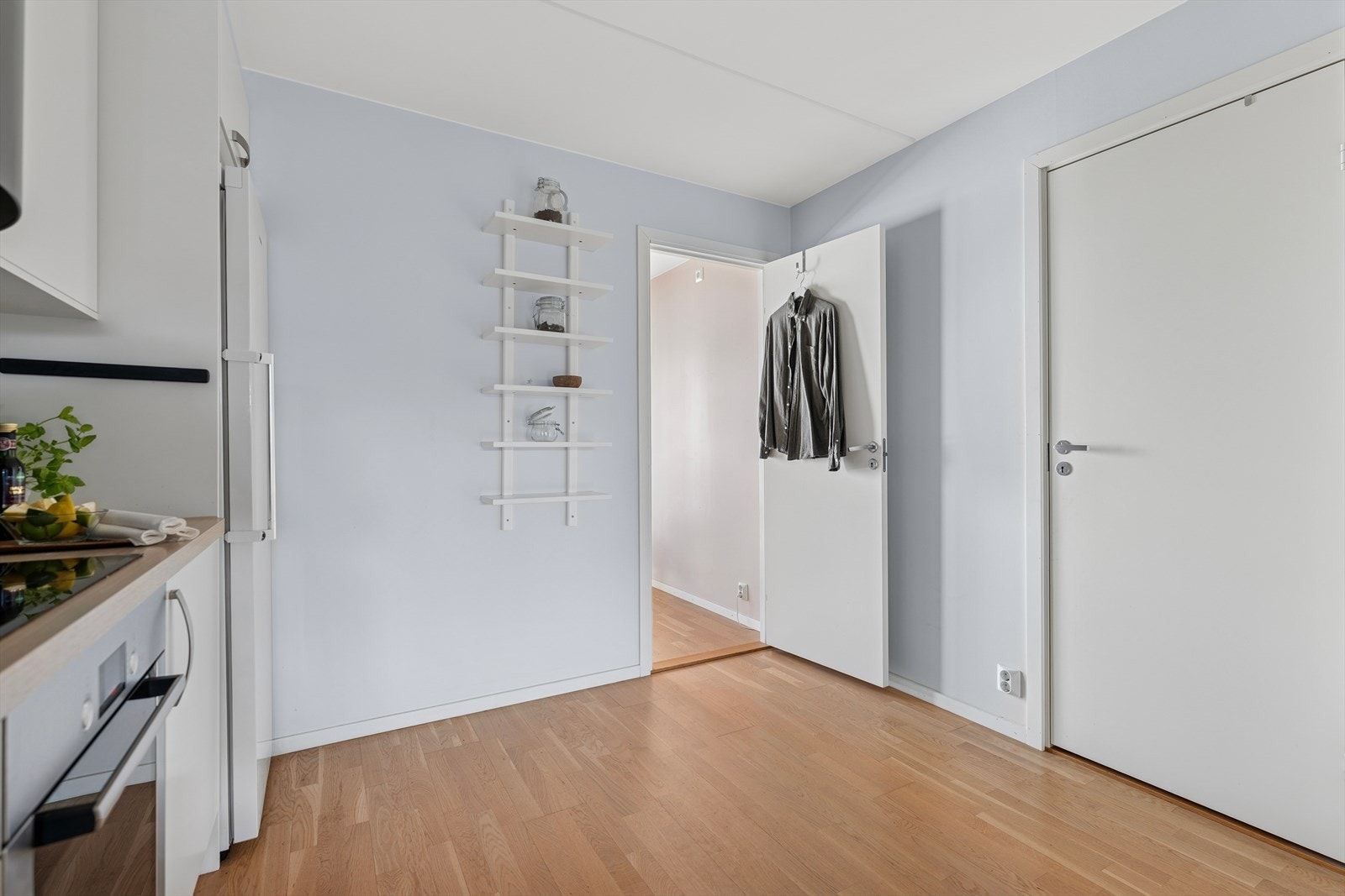 Fra kjøkkenet er det en innvendig bod som gir god plass til ekstra oppbevaring. Galleribilde