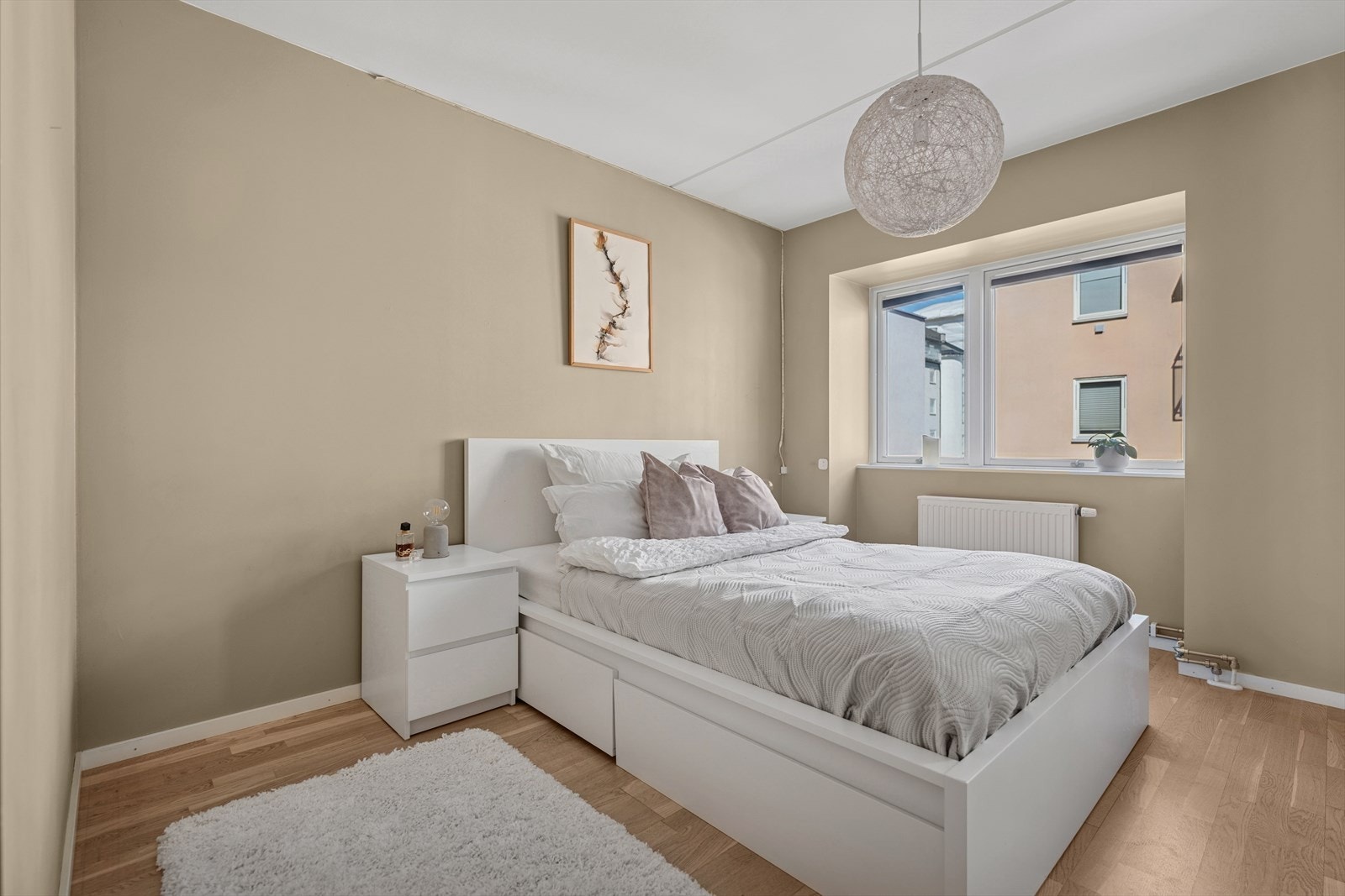 Hovedsoverom av generøs størrelse med god plass til dobbeltseng med nattbord på hver side. Galleribilde