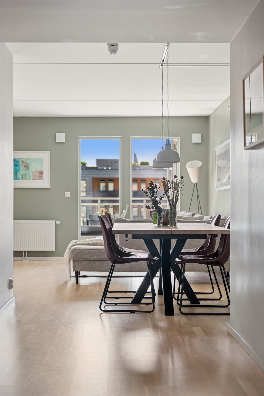 Løsningen mellom stue og kjøkken er åpen og sosial noe som gir god plass til stort spisebord for flere hyggelige sammenkomster. Galleribilde