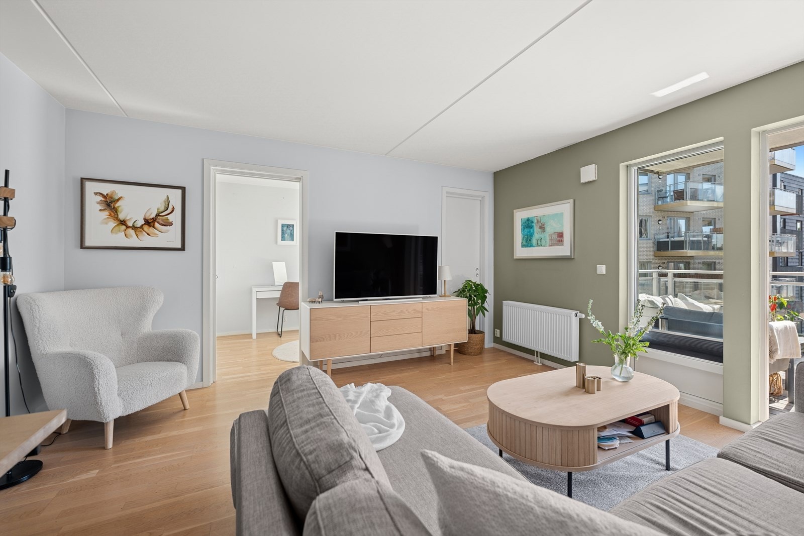 Rekken av store vindusflater sørger for godt med naturlig lysinnslipp. Galleribilde