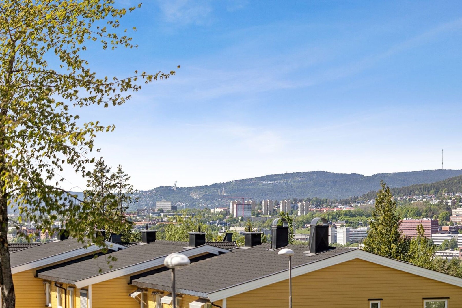 Utsikten strekker seg helt til Holmenkollen på gode utsiktsdager Galleribilde