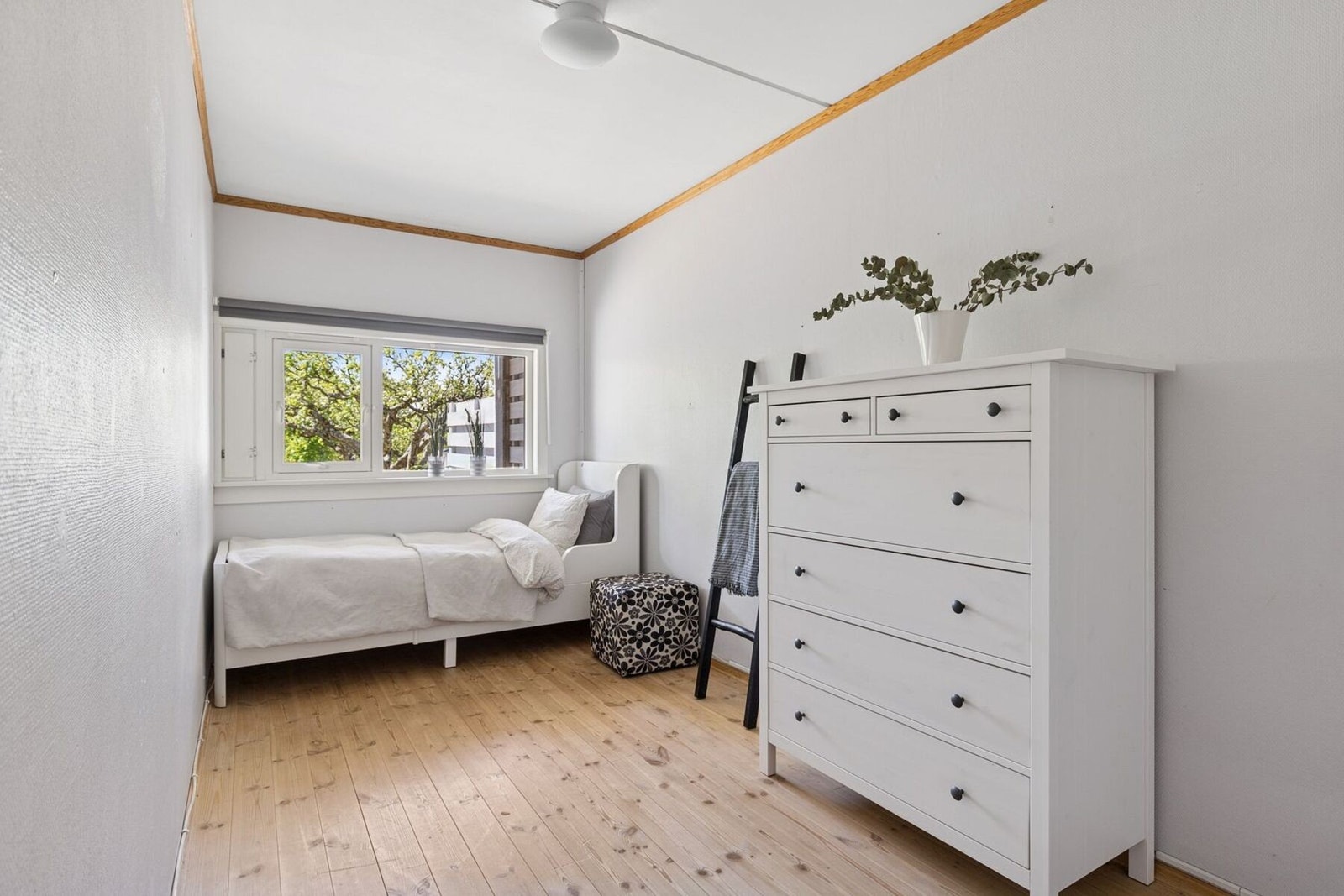Soverom II egner seg godt som både barnerom, gjesterom og kontor. Her er det også god plass til både seng, garderobe og annet møblement. Galleribilde