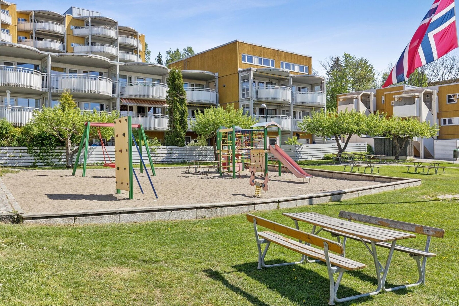 Det er etablert et hyggelig tun inne i bebyggelsen med benker og lekestativer for barna - et naturlig samlingspunkt for både små og store i borettslaget. Galleribilde