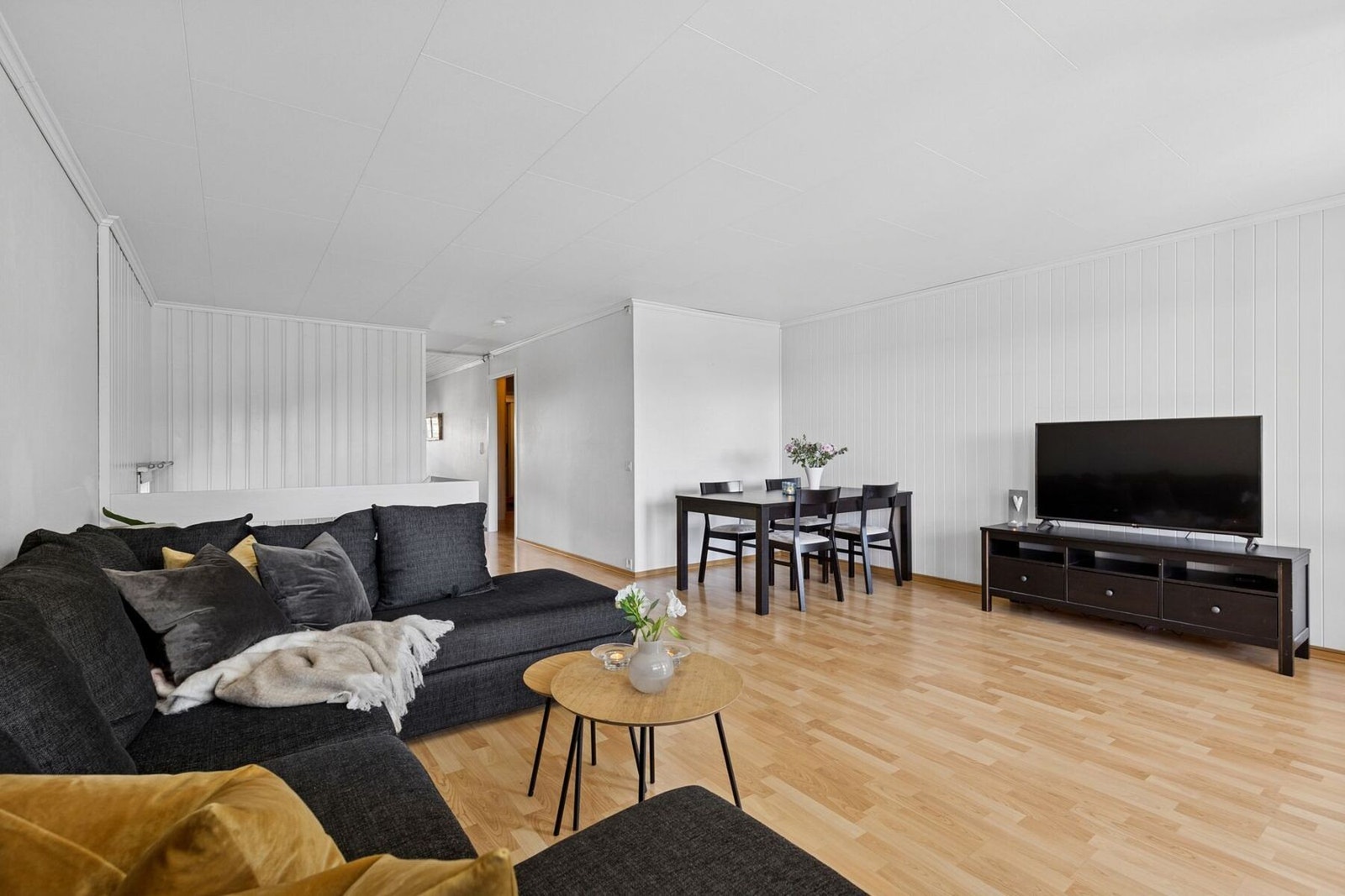 Stuen er av god størrelse og har plass til både sofagruppe, spisebord og annet møblement Galleribilde