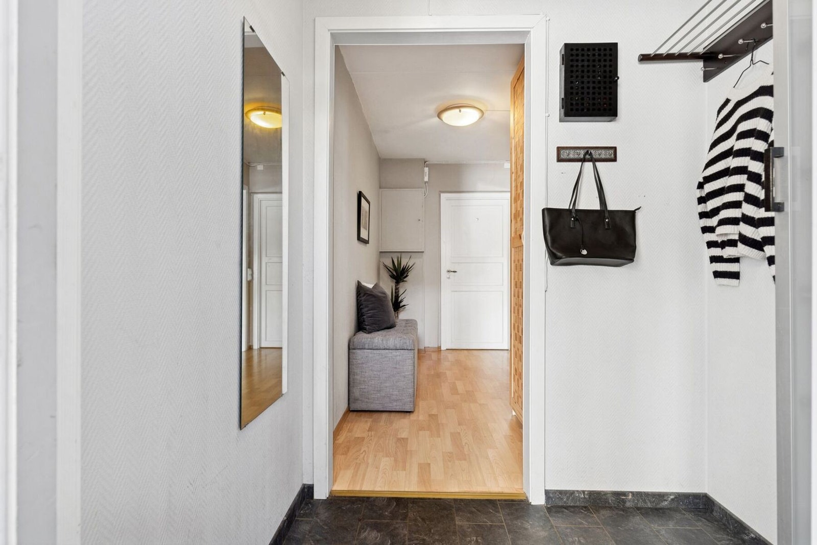 Innvendig møtes du av en romslig entré og gang, som gir en hyggelig velkomst inn i boligen og har god plass til garderobe Galleribilde