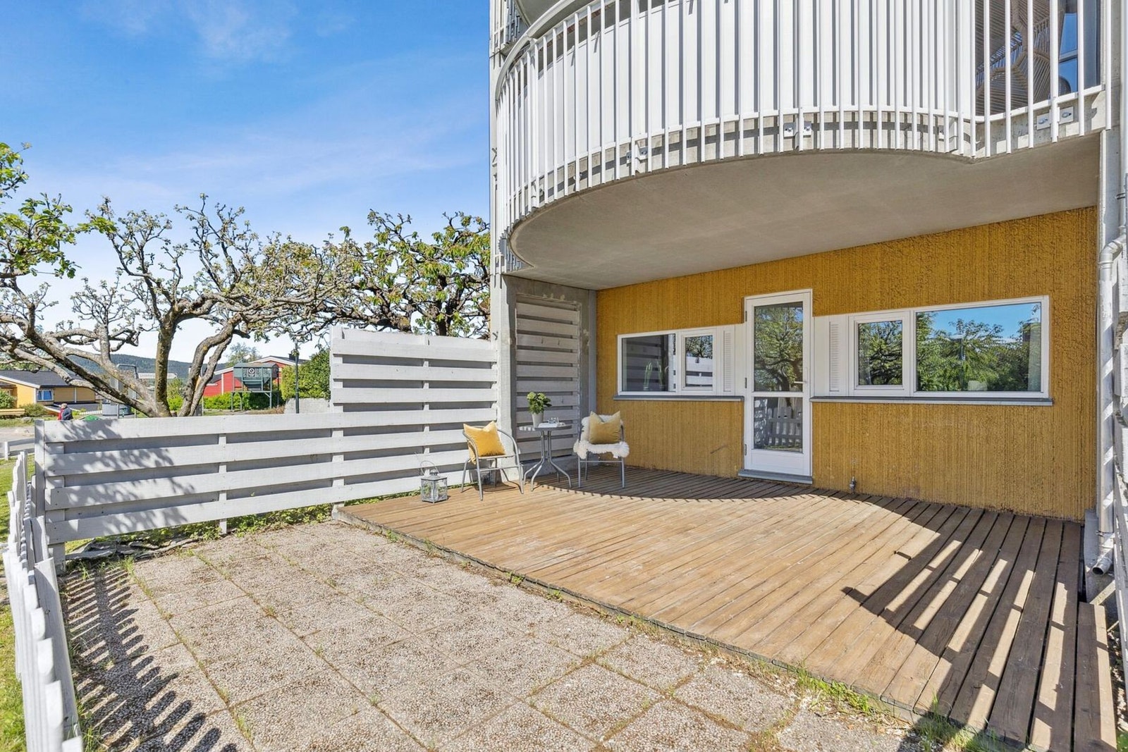 Hagen er inngjerdet med port ut til fellesområde. Den ligger vendt mot sørvest med sol fra formiddagen og utover ettermiddagen. Galleribilde