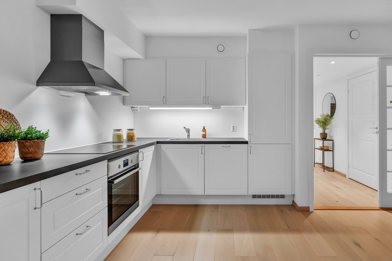 Integrerte hvitevarer som kjøleskap med frysedel, stekeovn, platetopp og oppvaskmaskin. Galleribilde