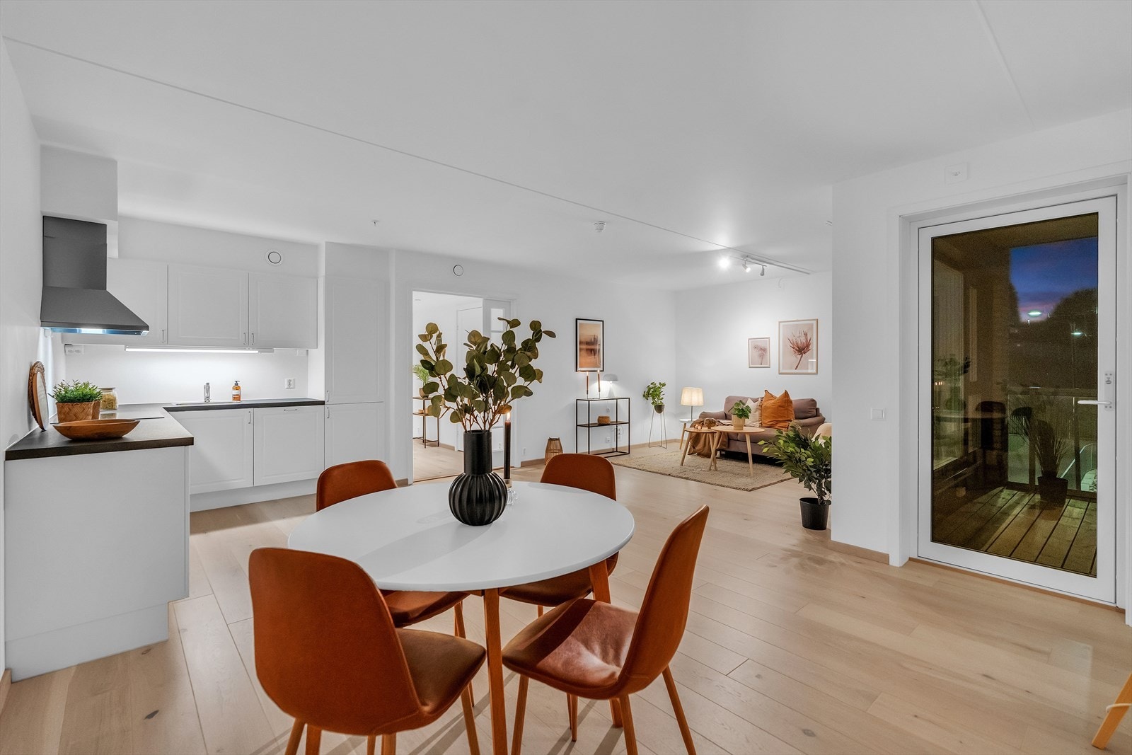 Stort oppholdsrom med plass til møblering. Galleribilde