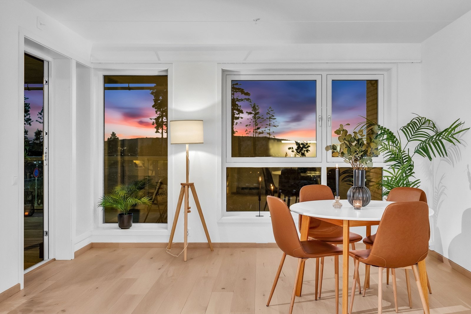 Parkett på gulv og hvitmalte vegger. Galleribilde