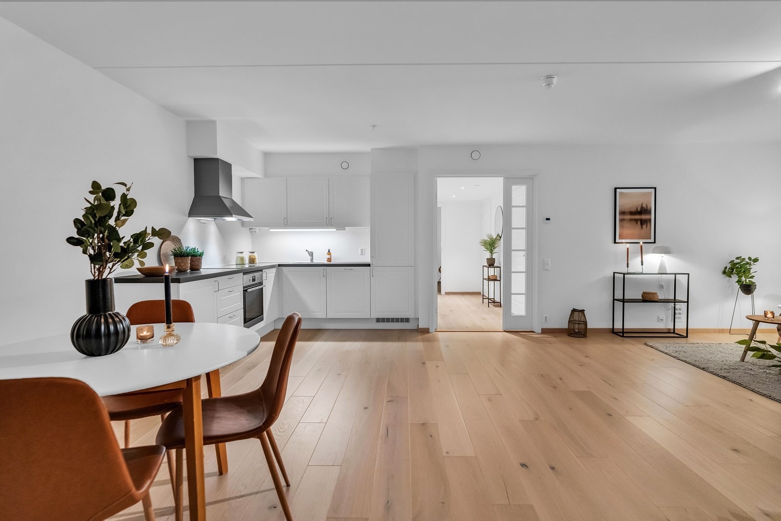 Kjøkkenet gjør seg pent inn i resten av rommet. Galleribilde