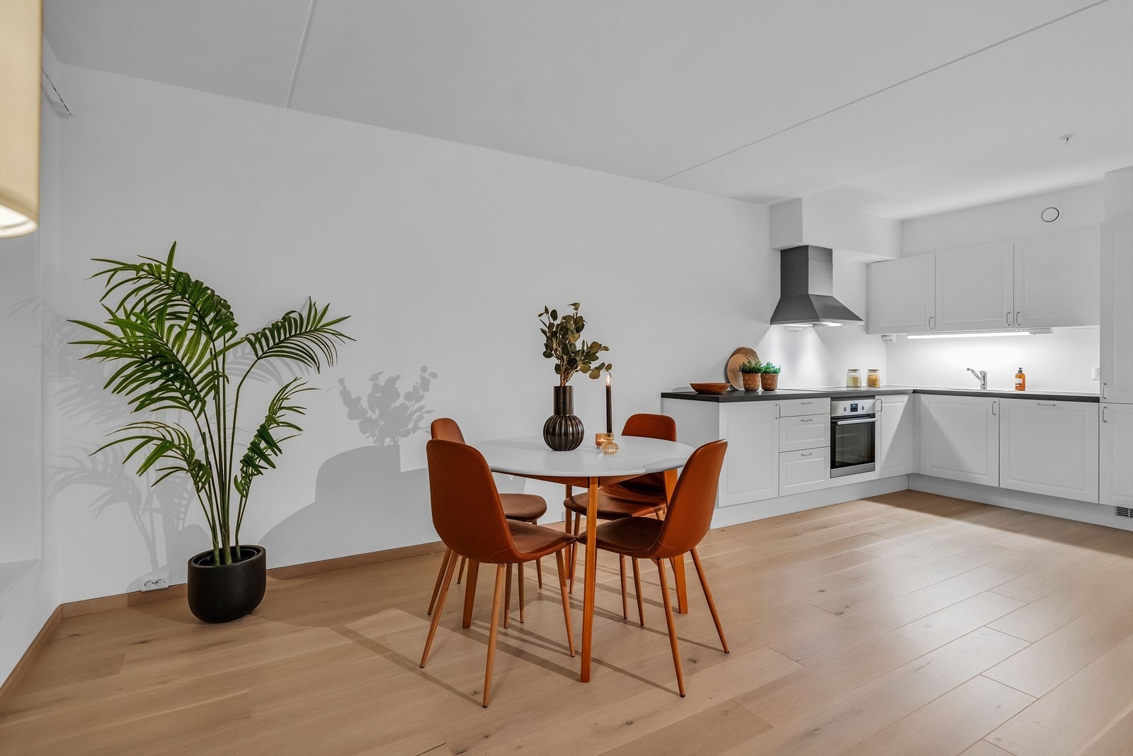 Det er fint plass til å dekke på til langbord. Galleribilde