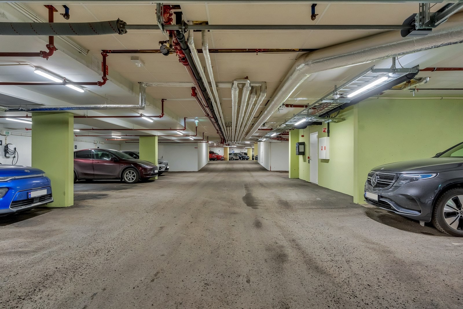 Parkering på plass nr. 49 i felles garasjeanlegg. Mulighet for elbillader. Galleribilde