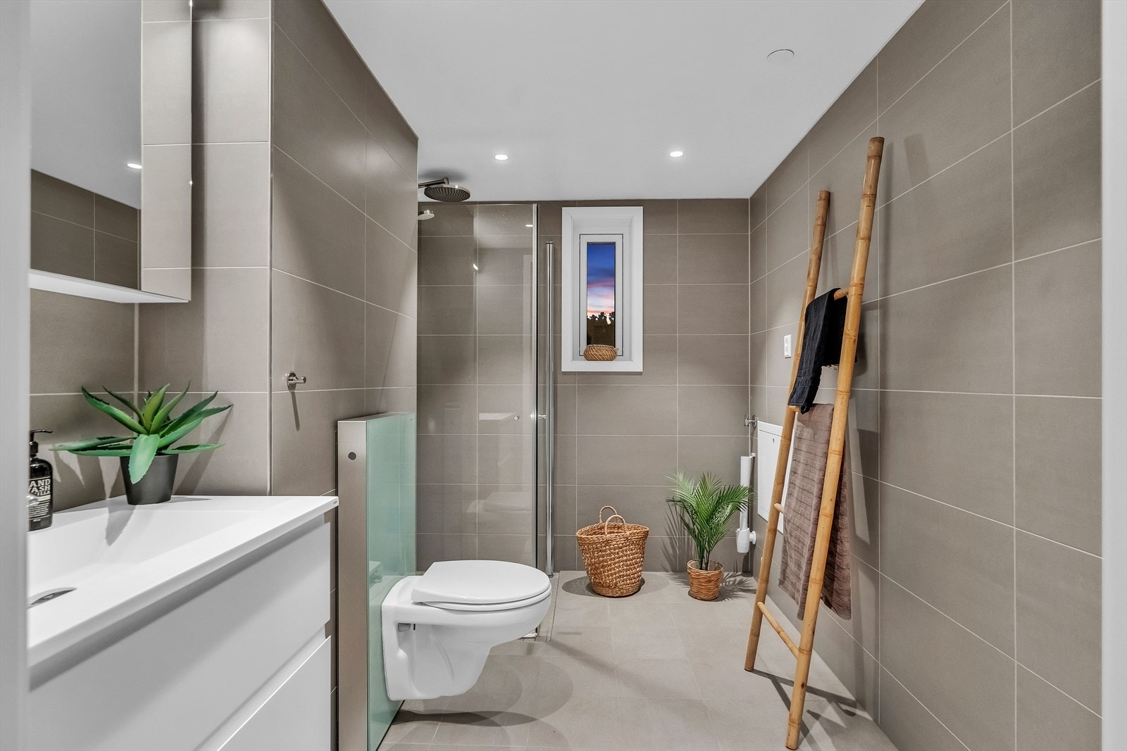 Flott baderom med gulvvarme og downlights. Galleribilde