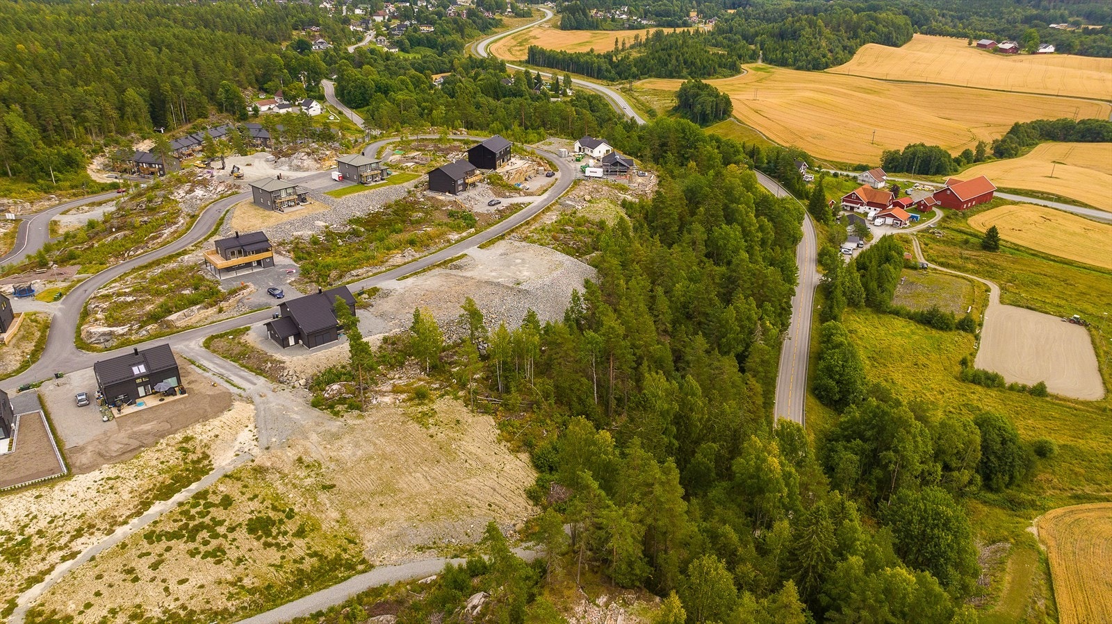 Det gjøres oppmerksom på at bilder ikke er oppdatert pr. dags dato og det oppfordres til å besiktige tomta før kjøp Galleribilde