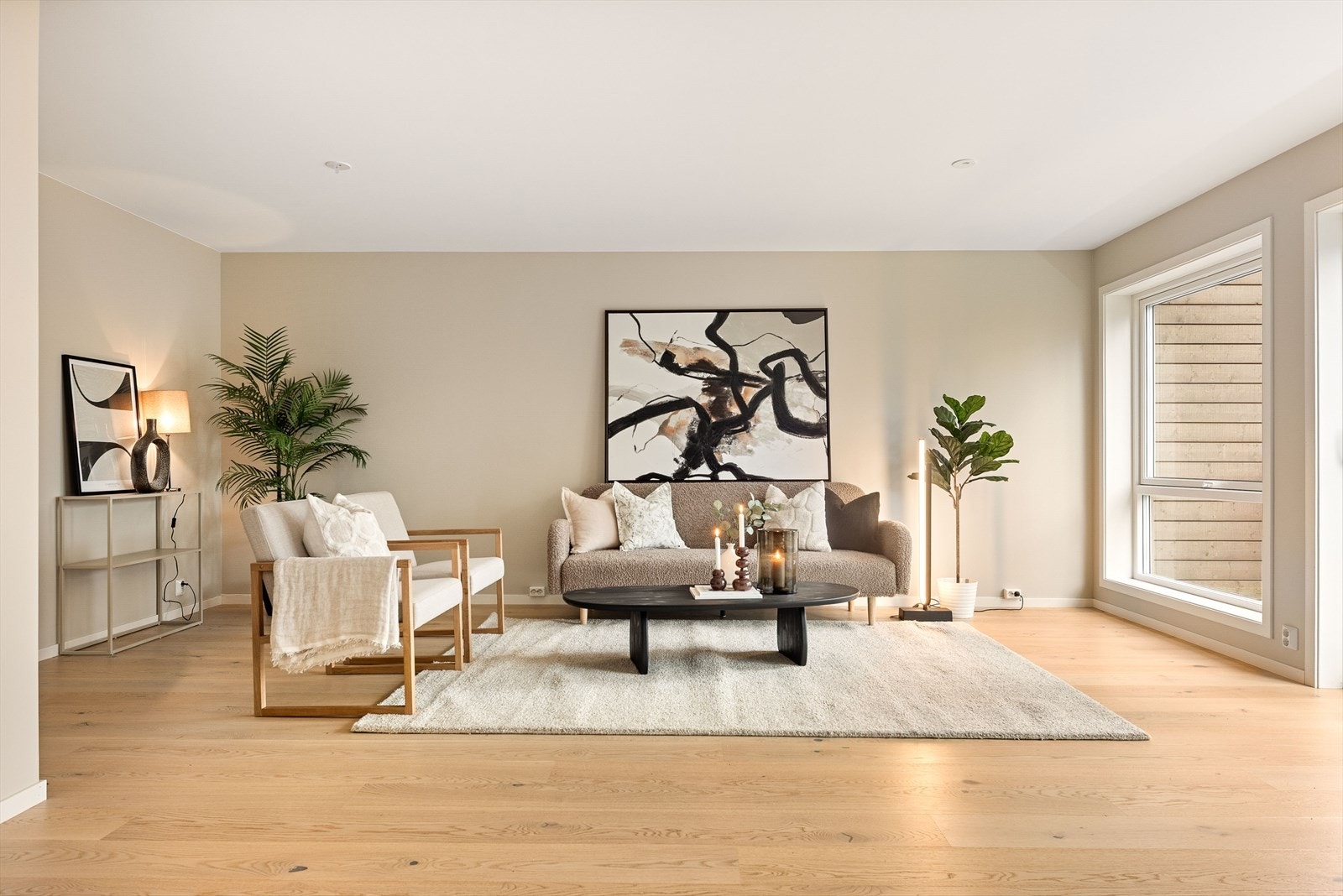 Vindusflatene slipper inn godt med naturlig lys. Boligen har balansert ventilasjonsanlegg og det er montert pipeløp til stuen, uten tilkoblet ildsted. Galleribilde