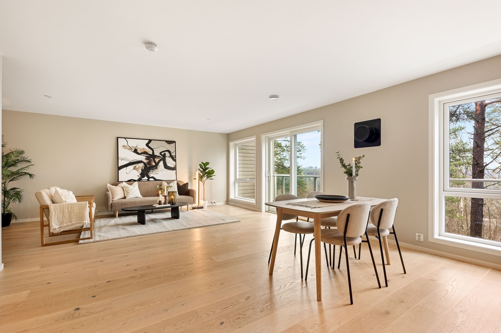 Innvendige overflater består hovedsakelig av pen, enstavs parkett på gulv og slette veggflater, som er malt opp i delikate og tidsriktige fargetoner. Galleribilde