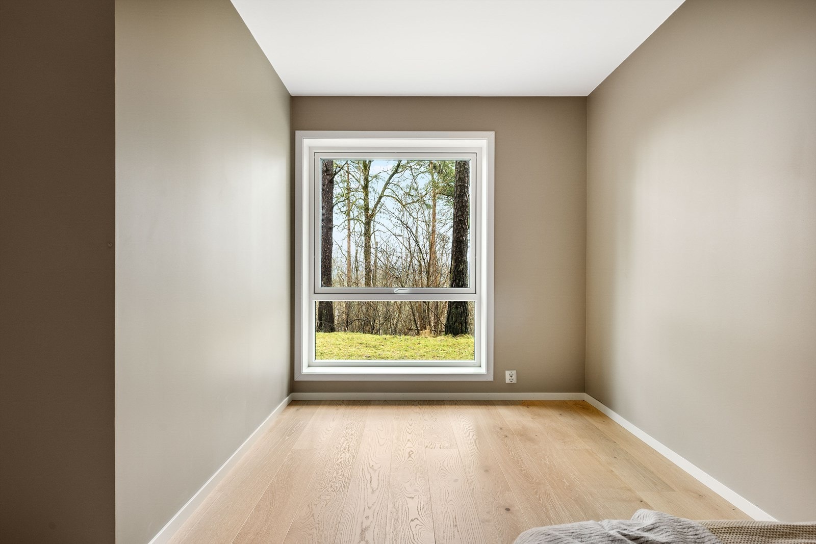 Overflater består av pen, enstavs parkett på gulv og slette veggflater som er malt opp i en lun og behagelig fargetone. Galleribilde