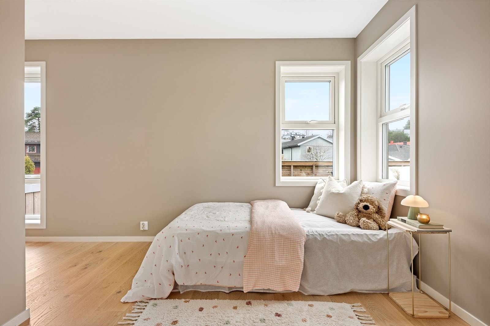 Det andre soverommet i 2. etasje er romslig, med fin plass til diverse soveromsmøblement. Galleribilde