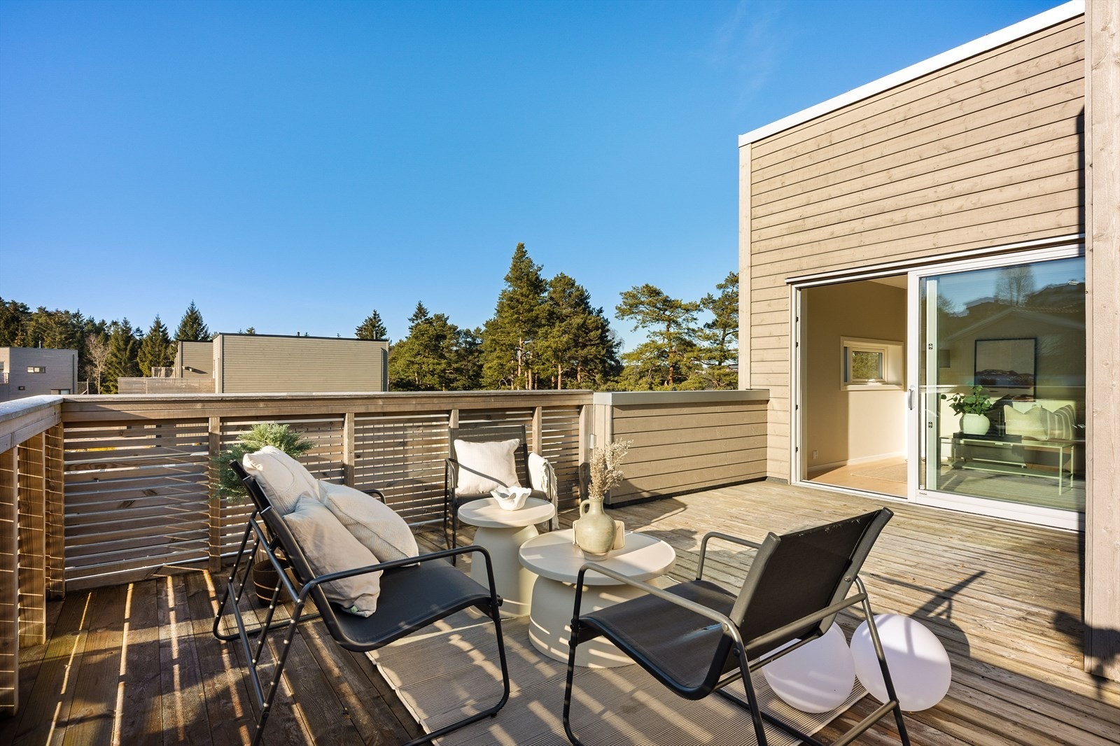 Terrassen er etablert over den tilliggende garasjen, med spaltegulv. Her kan sene sommerkvelder nytes i stille og rolige omgivelser! Galleribilde