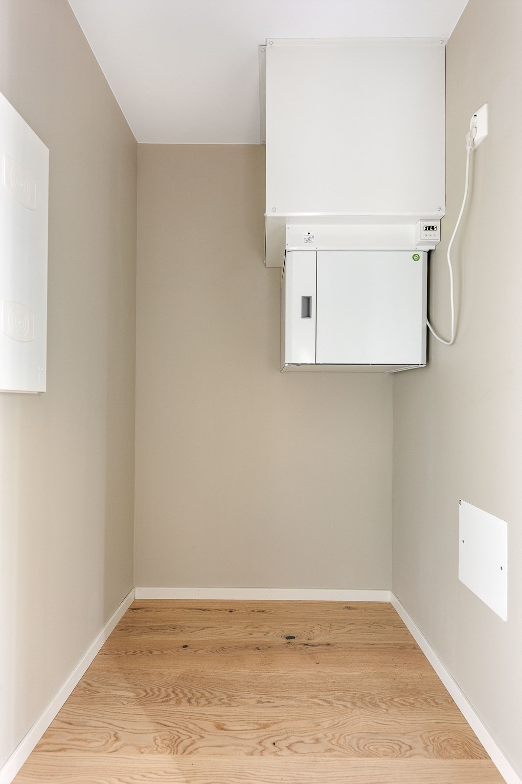 Boligen har for øvrig to innvendige boder. I den ene boden er aggregat til balansert ventilasjon og sikringsskap med automatsikringer montert. Galleribilde