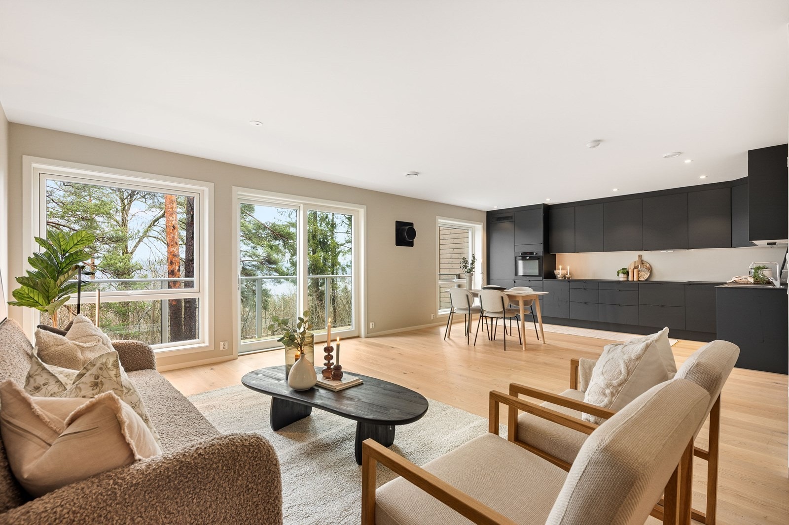 Svært innbydende og stilren stue i 1. etasje, med moderne overflater og gode kvaliteter som åpen kjøkkenløsning og store vindusflater. Galleribilde