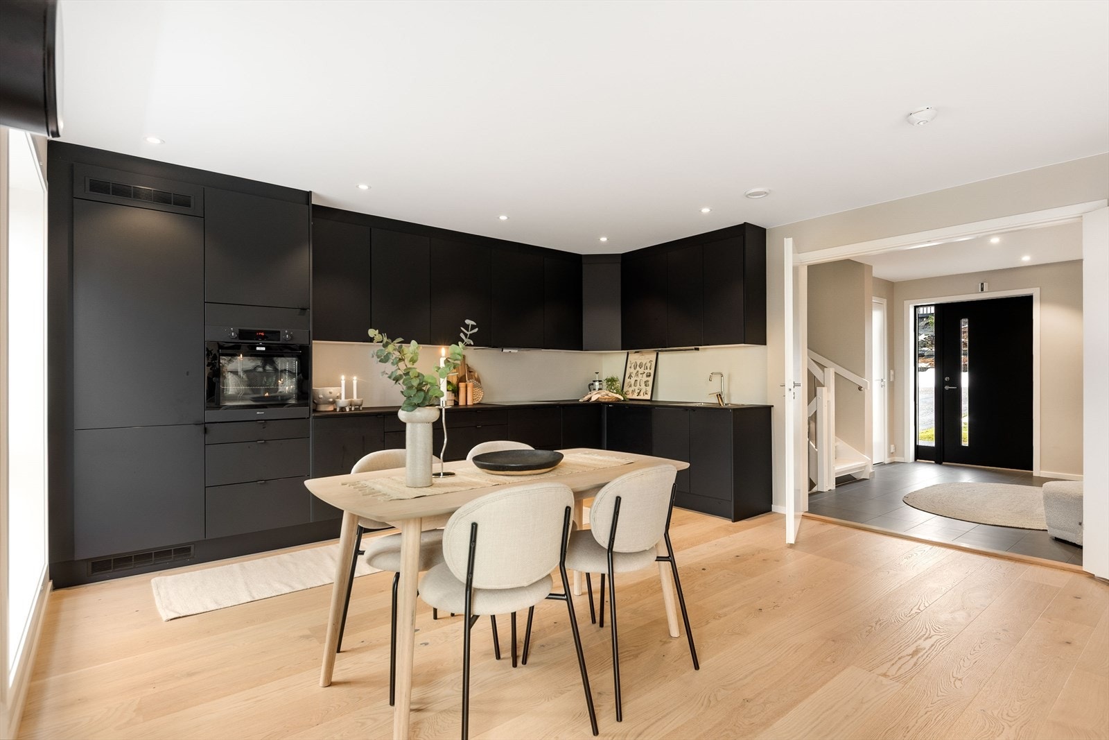 Over kokesonen er det montert mekanisk avtrekkshette med avtrekk ført ut i yttervegg. Det er montert komfyrvakt og lekkasjestopper. Galleribilde