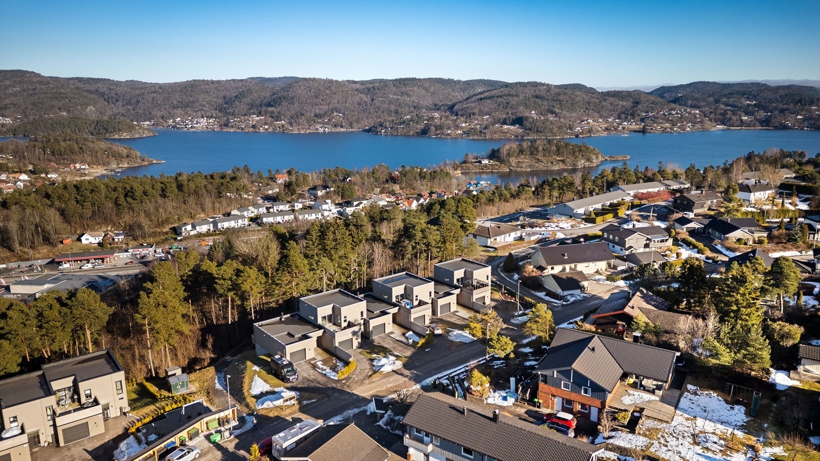 Boligen tilhører Brattås Terrasse borettslag, som består av 16 nye og moderne boliger, oppført i rolige og barnevennlige omgivelser på Brattås! Galleribilde